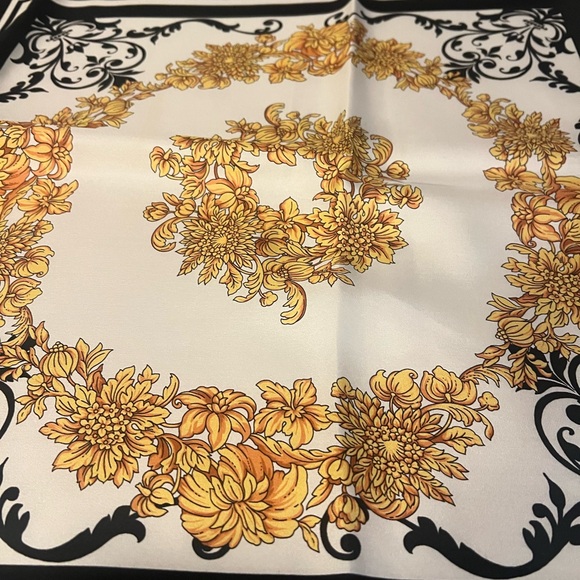 Like new Versace scarf - Picture 4 of 5